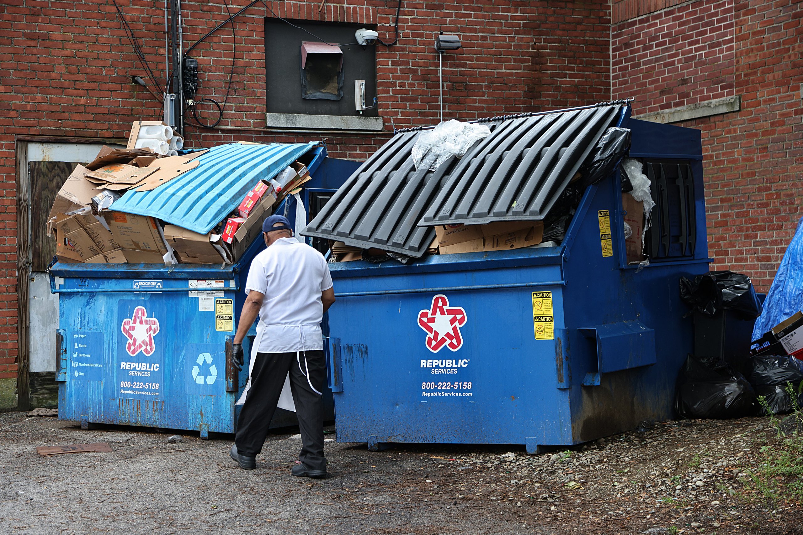 Trash strike continues: Republic Services sues Teamsters, alleges criminal acts